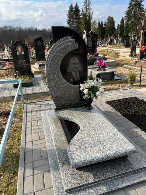 Одинарний пам'ятник №1060. Усі питання задайте менеджеру Олені: (067) 844 - 02 - 41; (066) 368 - 39 - 59