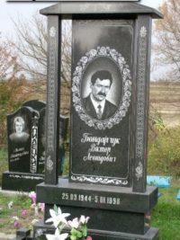 Одинарний пам'ятник з граніту ОМ-047