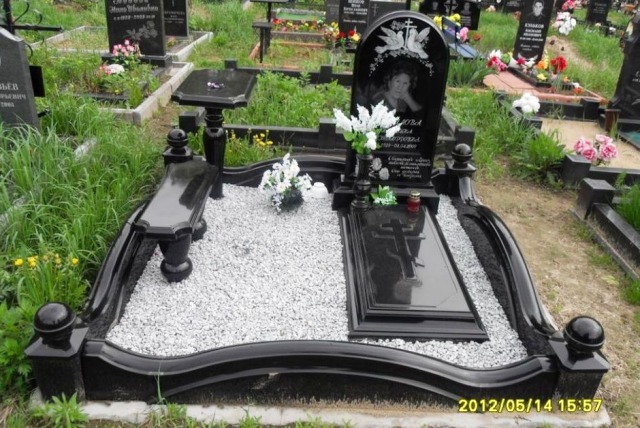 надгробний пам'ятник