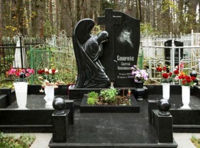 Меморіальний пам’ятник з граніту в Киеві