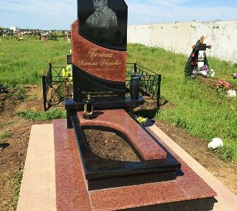Памятники из цветного гранита
