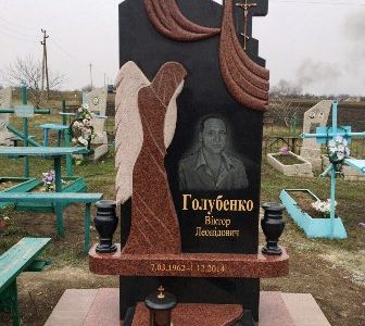 Памятники из цветного гранита фото