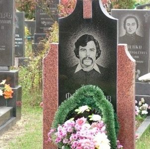 Цветные памятники на кладбище