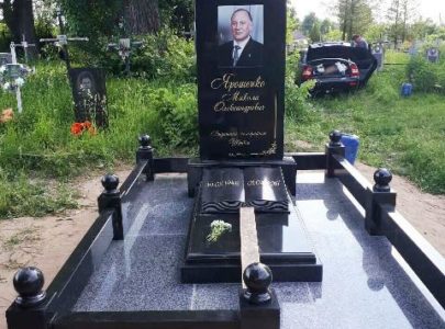 Цветная гравировка на памятнике