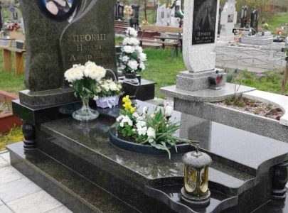 Цветное фото на гранитном памятнике