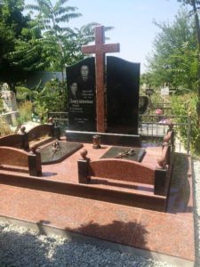 цветные гранитные памятники