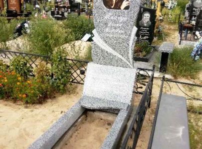 Памятники с цветной фотографией на кладбище
