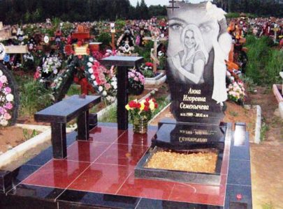 Памятники из цветного камня