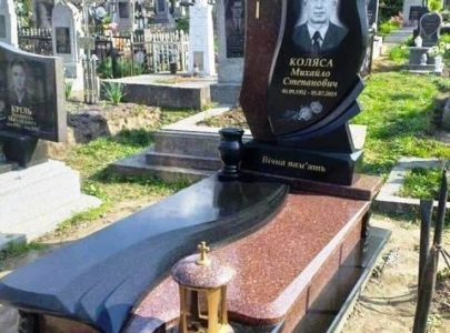 Памятник черно белый и цветной камень