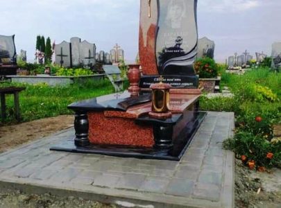 Цветные памятники из гранита