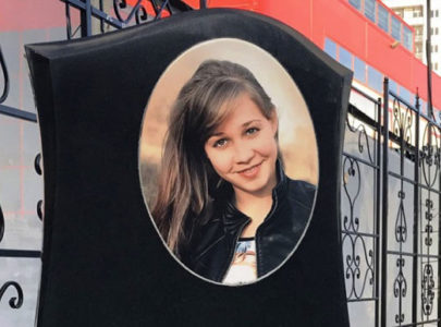 Памятник с цветной фотографией