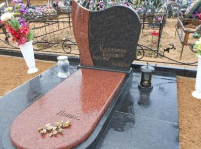 Памятник из цветного гранита на могилу