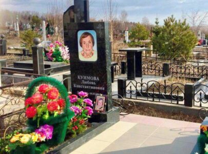 Пам’ятник з кольоровою фотографією