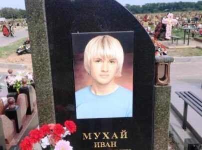 Кольорові фотографії на гранітному пам’ятнику