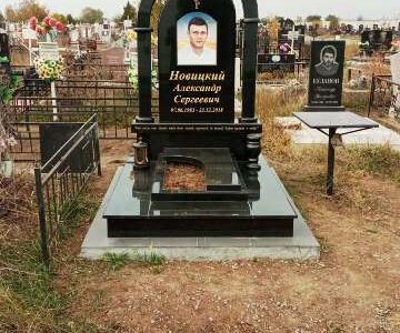 Кольорові пам’ятники на кладовищі