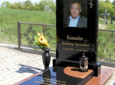 Пам’ятники на могилу кольорове фото