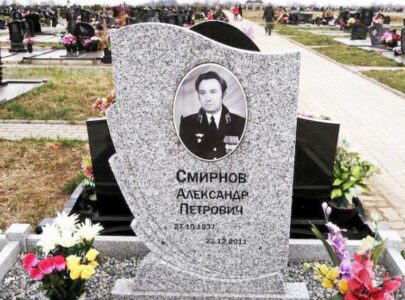 Памятник з кольоровим зображенням