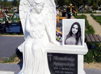 Памятник з кольоровою фотографією на граніті