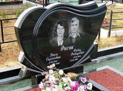 Гранітний комплекс на кладовищі