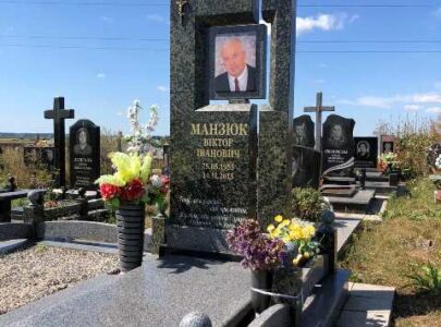 Меморіальний комплекс на цвинтарі