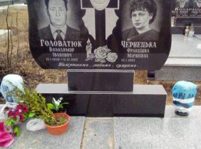 Невеликі пам’ятники комплекси із хрестом