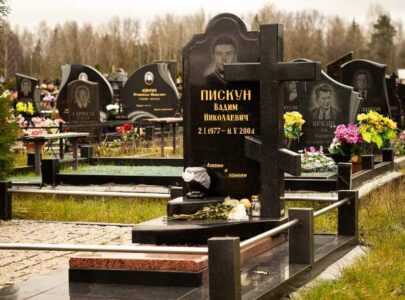 Пам ятник у вигляді хреста