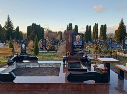 Пам ятники на кладовище