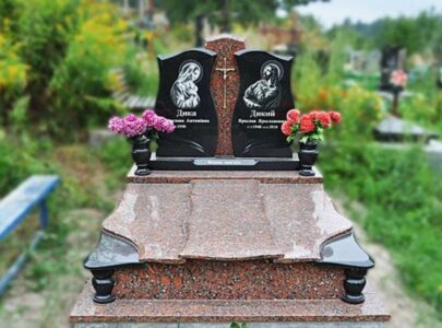 Пам ятник з червоного каменю