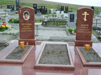 Памятники з червоного каменю