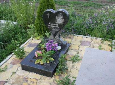 Дитячий памятник з граніту