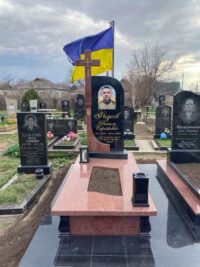 Одинарний пам'ятник із граніту ОМ-4768